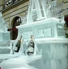 30.12 14:20 Sa: Die Eisbar vor dem Hotel Adlon!