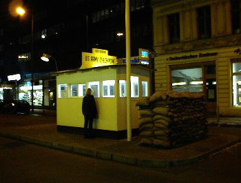 31.12 19:19 So: Checkpoint Charlie (ehemaliger Grenzbergang)!