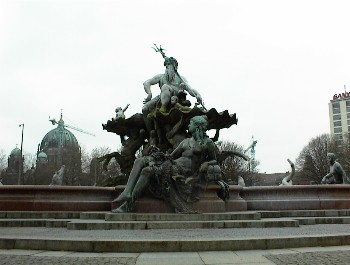 16.03.02 16:52 Der Neptunbrunnen vor dem Rathaus!