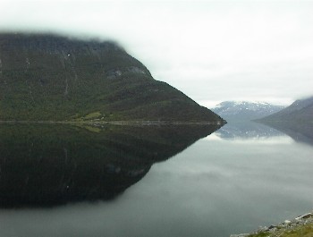 15.06 15:19 Spiegelglattes Wasser am Efjord an der 827!