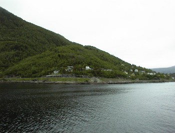 15.06 15:55 Von der Fhre aus - norwegische Huser am Tysfjord!