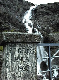 9:53 Eine Alte Brcke in den Trollstiegen unterhalb des Wasserfalls!